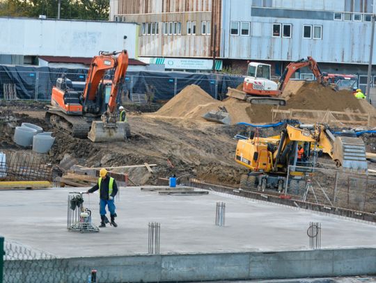 Całonocne, głośne prace budowlane przy ulicy Kościuszki 83! Kilkadziesiąt interwencji policji!
