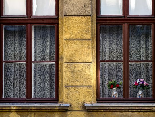 Chciał wyskoczyć z okna. Uratowali go policjanci