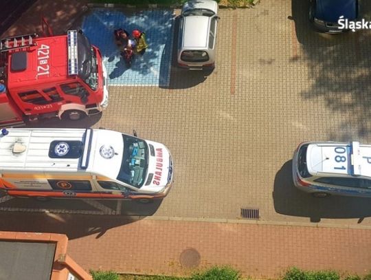 Chciała skoczyć z dachu, zdążyli w ostatniej chwili