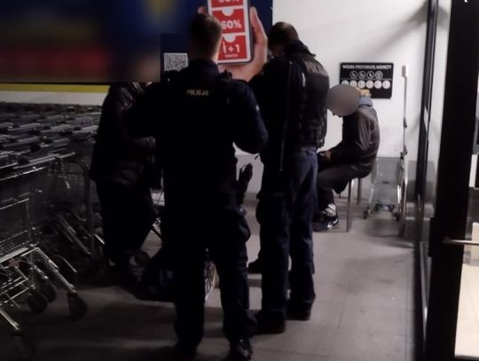 Chcieli ukraść walizkę z wkrętarką. Powstrzymał ich chorzowski policjant