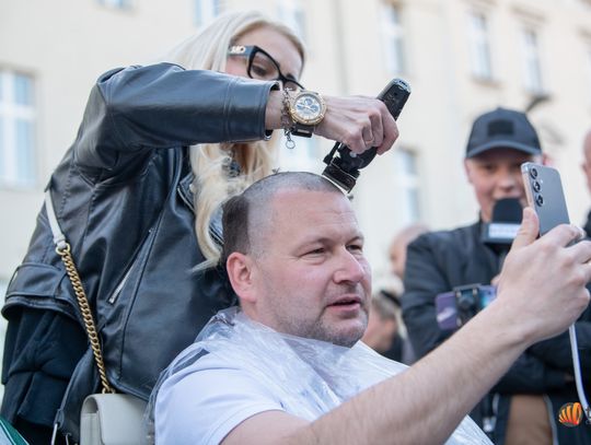 Chorzów w walce z rakiem! Ponad 100 osób zgoliło włosy, a Polska zebrała rekordowe miliony