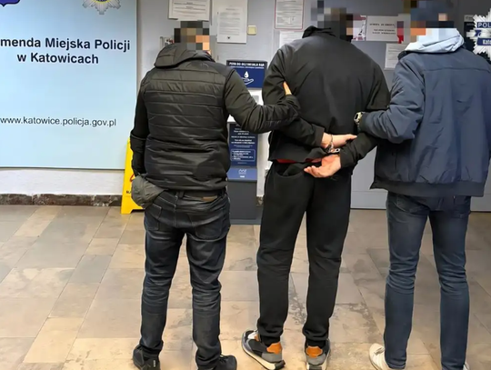 Chorzowianin wsiadł do samochodu obcej kobiety i zaczął grozić jej nożem. Usłyszał siedem zarzutów!
