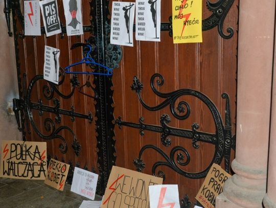 Chorzowianki spacerują w ramach protestu. "Nie poddamy się", "Kobieta decyduje o sobie", "Rząd nie ciąża da się usunąć". Zobaczcie jakie hasła jeszcze można było obejrzeć wczoraj.