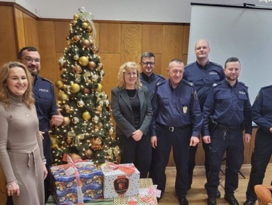 Chorzowscy policjanci rozdali świąteczne prezenty [ZDJĘCIA]