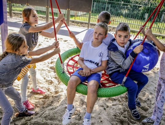 Chorzowska szkoła walczy o plac zabaw