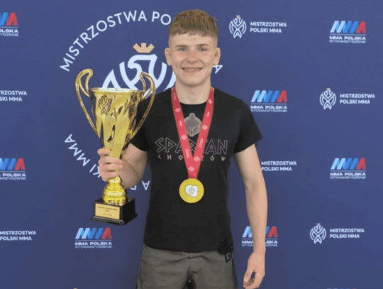 Paweł Smolnik z pucharem i medalem Mistrzostw Polski MMA