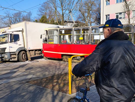 Ciężarówka zderzyła się z tramwajem. Zablokowany ruch, trzy osoby w szpitalu