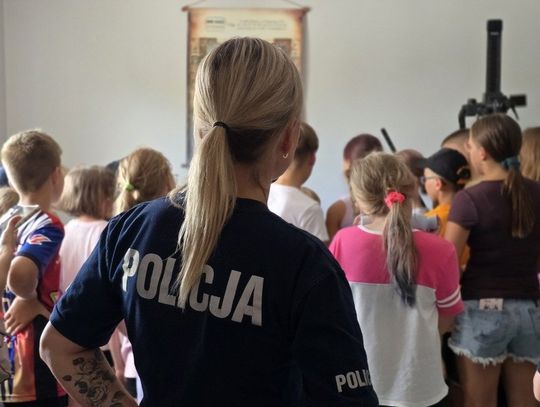 Co dzieje się za drzwiami komendy? Dzieci z półkolonii odwiedziły świętochłowicką policję