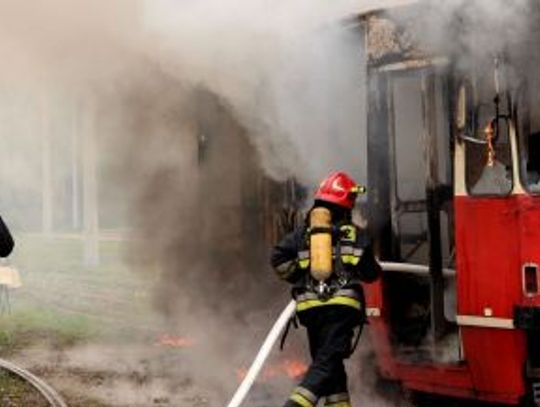 Ćwiczenia służb ratunkowych: pożar tramwaju i ewakuacja budynku