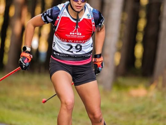 Zawodniczka podczas rywalizacji w biathlonie na nartorolkach