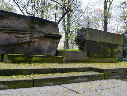 Czy pomnik pamięci żołnierzy Armii Czerwonej zniknie z Parku Hutników?