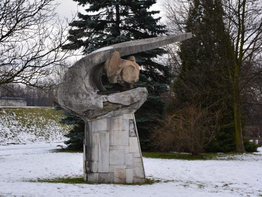 Czy wiesz, kto stworzył rzeźbę na Skałce? Miasto szuka autora pomnika „Dzieciom uśmiech, światu pokój”