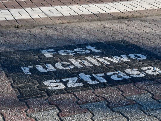 Dachowanie na ulicy Katowickiej. Jedna osoba trafiła do szpitala