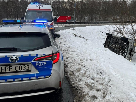 Dachowanie na zjeździe z autostrady A4. Młody kierowca bezpieczny, ale samochód zniszczony