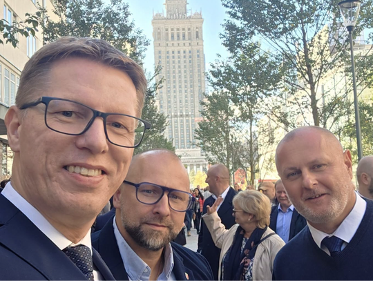 Daniel Beger zapewnia, że nie chodzi o politykę. Tyle że Morawiecki już szykuje się do wyborów. Przypadek?