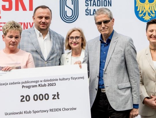 Dofinansowanie dla śląskich klubów sportowych. Wręczono już symboliczne czeki