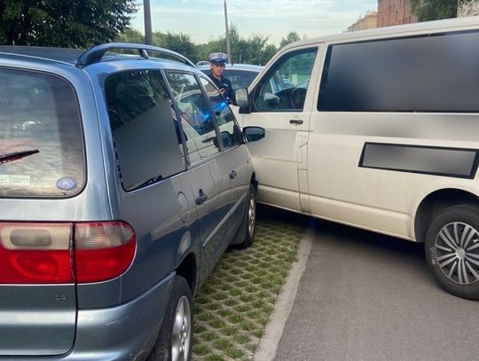 Dostawczak stoczył się z parkingu. Kierowca zapomniał o jego zabezpieczeniu