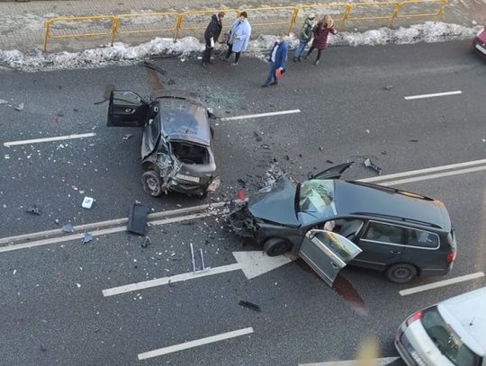 Dwa samochody osobowe i autobus zderzyły się na ul. Katowickiej w Chorzowie. Młody kierowca stracił panowanie nad pojazdem