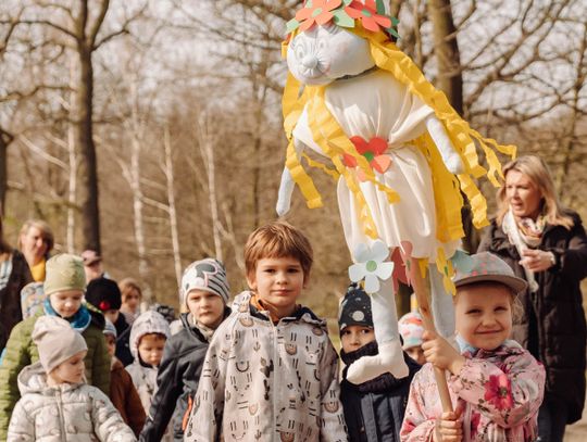 Dzieci przywitały wiosnę w Parku Śląskim. Były marzanny, ale w nieco innej roli [ZDJĘCIA]