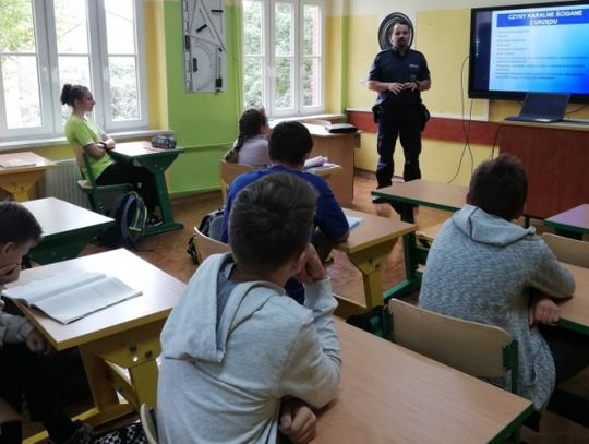 Dzielnicowi spotkali się ósmoklasistami 