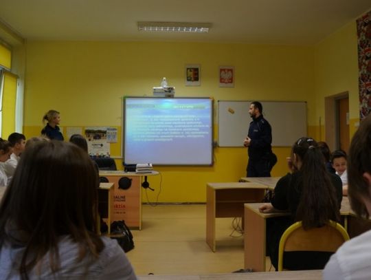 Dzielnicowi spotkali się z ósmoklasistami