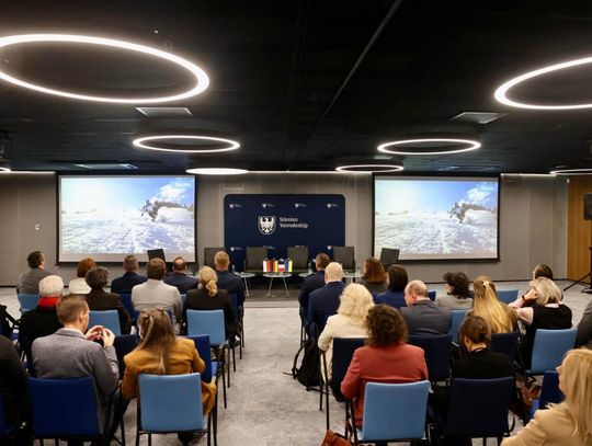 Uczestnicy spotkania ekspertów siedzą w sali konferencyjnej Stadionu Śląskiego w Chorzowie