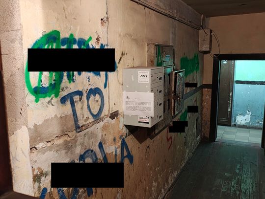 Enklawa w sercu Cwajki. Za tymi drzwiami kończy się muzeum, a zaczyna dramat