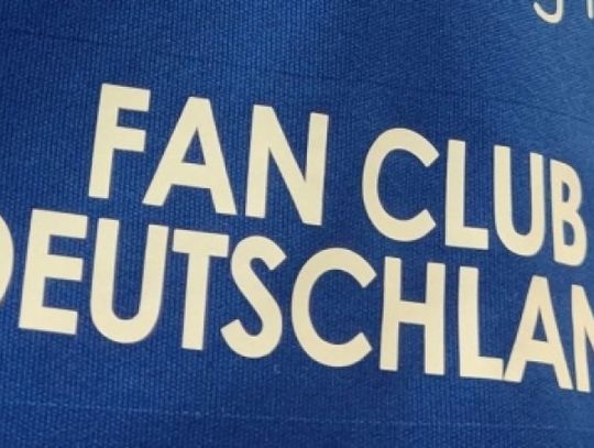 FC Deutschalnd na koszulkach Niebieskch