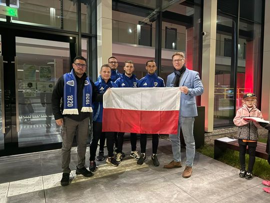 Flagi od prezydenta dla świętochłowickich drużyn piłkarskich Flagi od prezydenta dla świętochłowickich drużyn piłkarskich