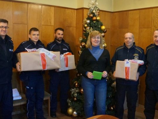 Funkcjonariusze wręczyli dzieciom świąteczną paczkę