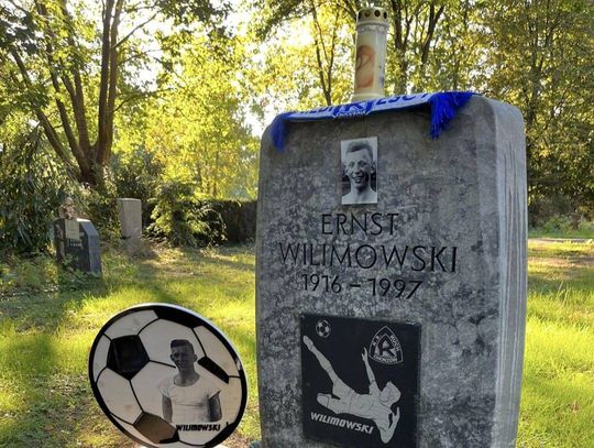 Grób Ernesta Wilimowskiego ocalony! To dzięki zbiórce kibiców Ruchu Chorzów