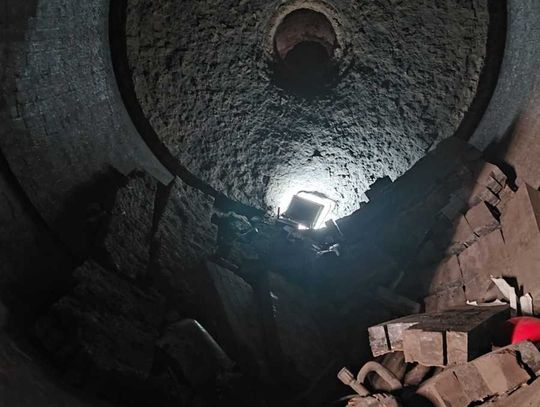 Groźny wypadek w pracy! Trzej pracownicy przygnieceni cegłami podczas demontażu pieca w Świętochłowicach