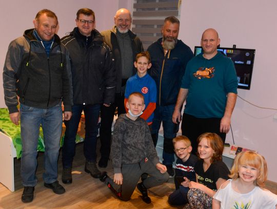 Grupa znajomych wyremontowała pokój potrzebującej rodzinie. Zobacz efekty!