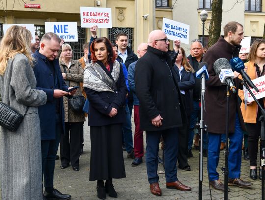 Hejt, zastraszanie i dewastacja mienia. "Takie są barwy kampanii w Chorzowie"