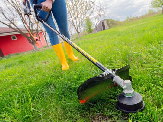 Jak kosić trawę przy pomocy podkaszarki?
