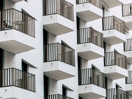 Jak oblicza się klasę energetyczną budynku? Kluczowe parametry świadectwa