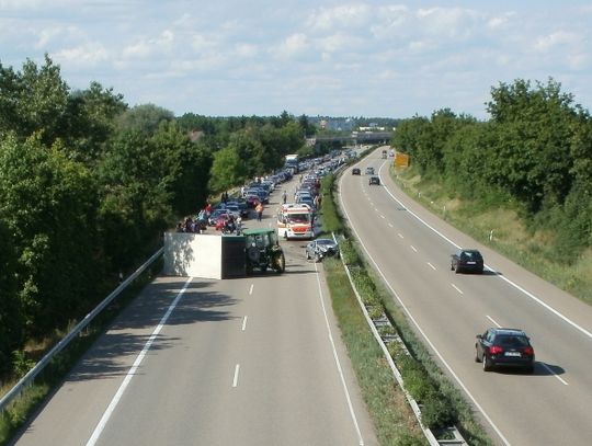 Jak zachować się podczas karambolu na autostradzie - poradnik