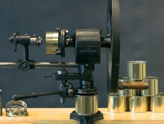 Jeden przedmiot, wiele opowieści — puszkownica