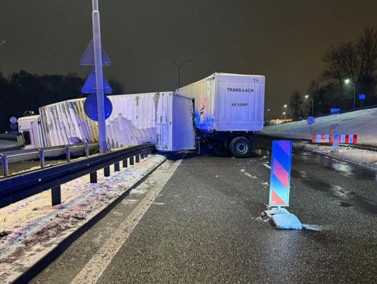 Jeden się przewrócił, drugi wbił w barierki. Kolizja TIR-ów na DTŚ [ZDJĘCIA]