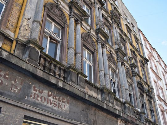 Kamienica w centrum miasta stoi i straszy, a właściciel pozostaje nieuchwytny!