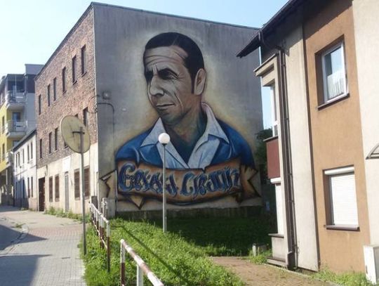 Kibice naprawili mural z Gerardem Cieślikiem