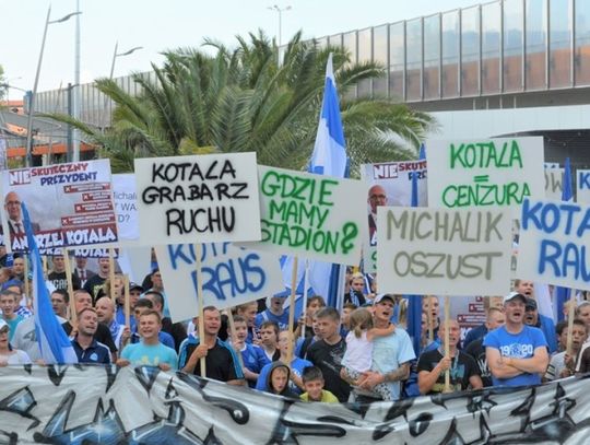 Kibice Ruchu protestowali pod urzędem miasta