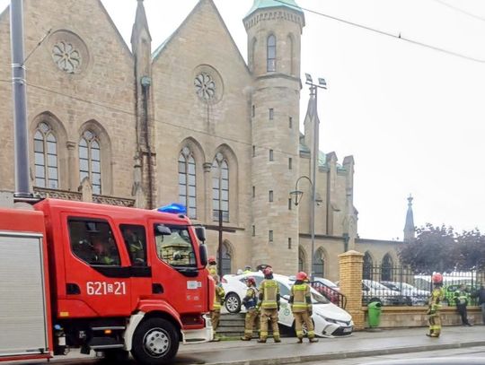 Kierowca Bolta zaparkował...na schodach parafii. 25-latek został ukarany mandatem