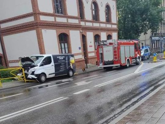 Kierowca przysnął i uderzył w barierki na ul. Dąbrowskiego