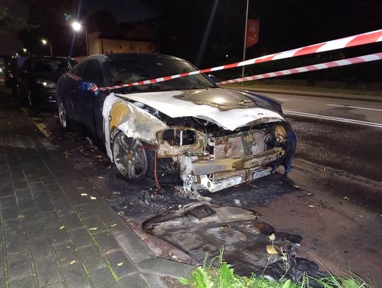 Kierowcy przejeżdżali obok płonącego samochodu, ale żaden nie miał gaśnicy