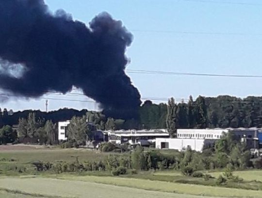 Kłęby dymu nad Chorzowem. Pożar w Piekarach Śląskich