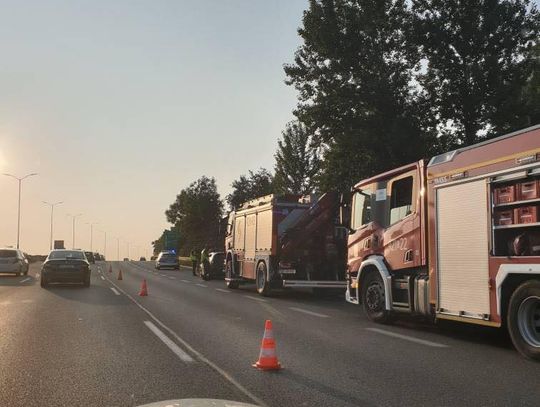 Kolizja na DTŚ. Samochód wylądował w krzakach