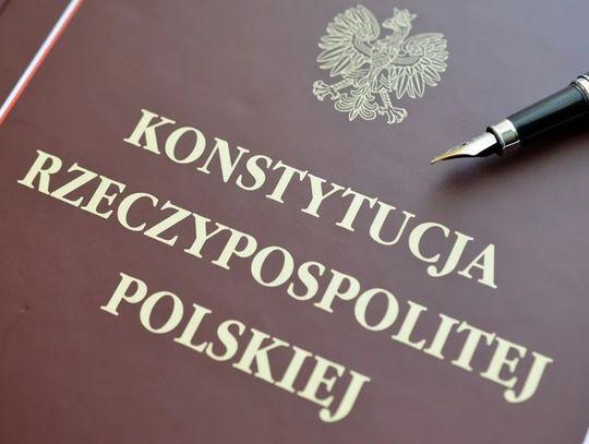 Konstytucja od prezydenta Świętochłowic. To prezent dla wchodzących w dorosłość