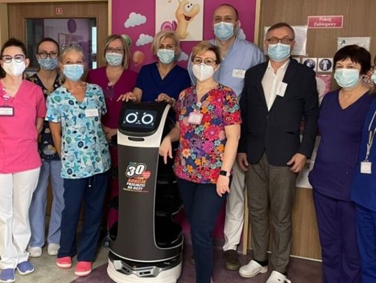 Kot - robot pomaga dzieciom na oddziale chorzowskiego szpitala [WIDEO]