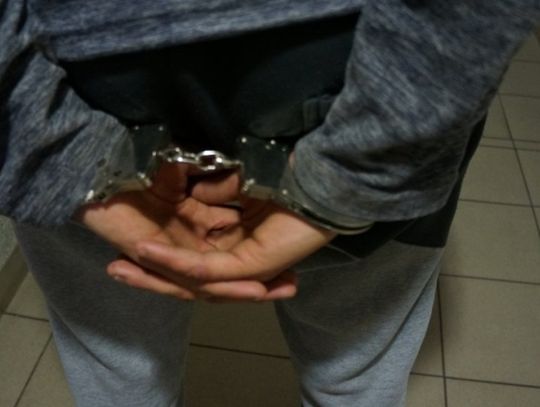 Kradł kostkę z cmentarza